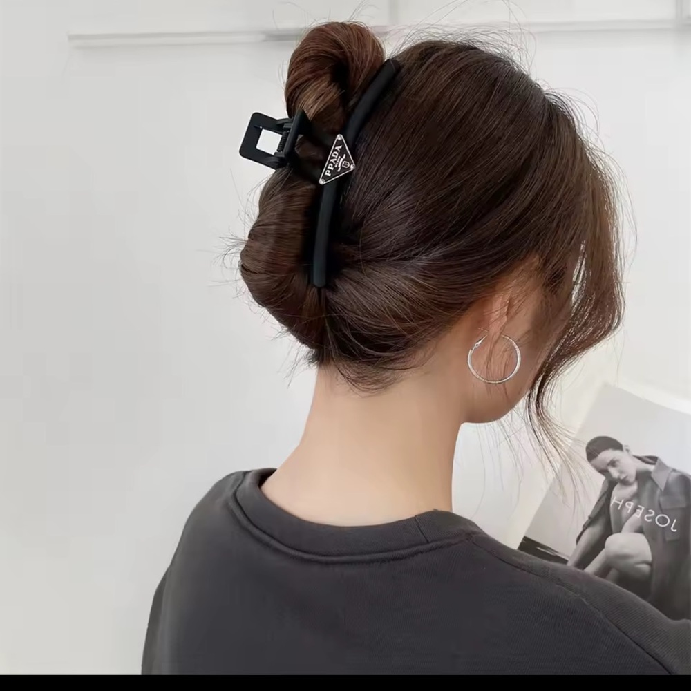 Black Hair Claw Clip - Picture 5 of 7
